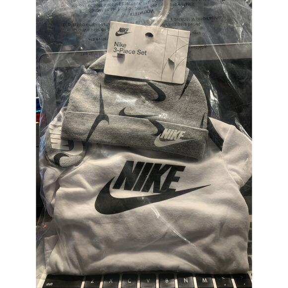 Nike Baby 3PC Outfit Set Newborn Gray White Shirt Pants Beanie - Picture 2 of 3